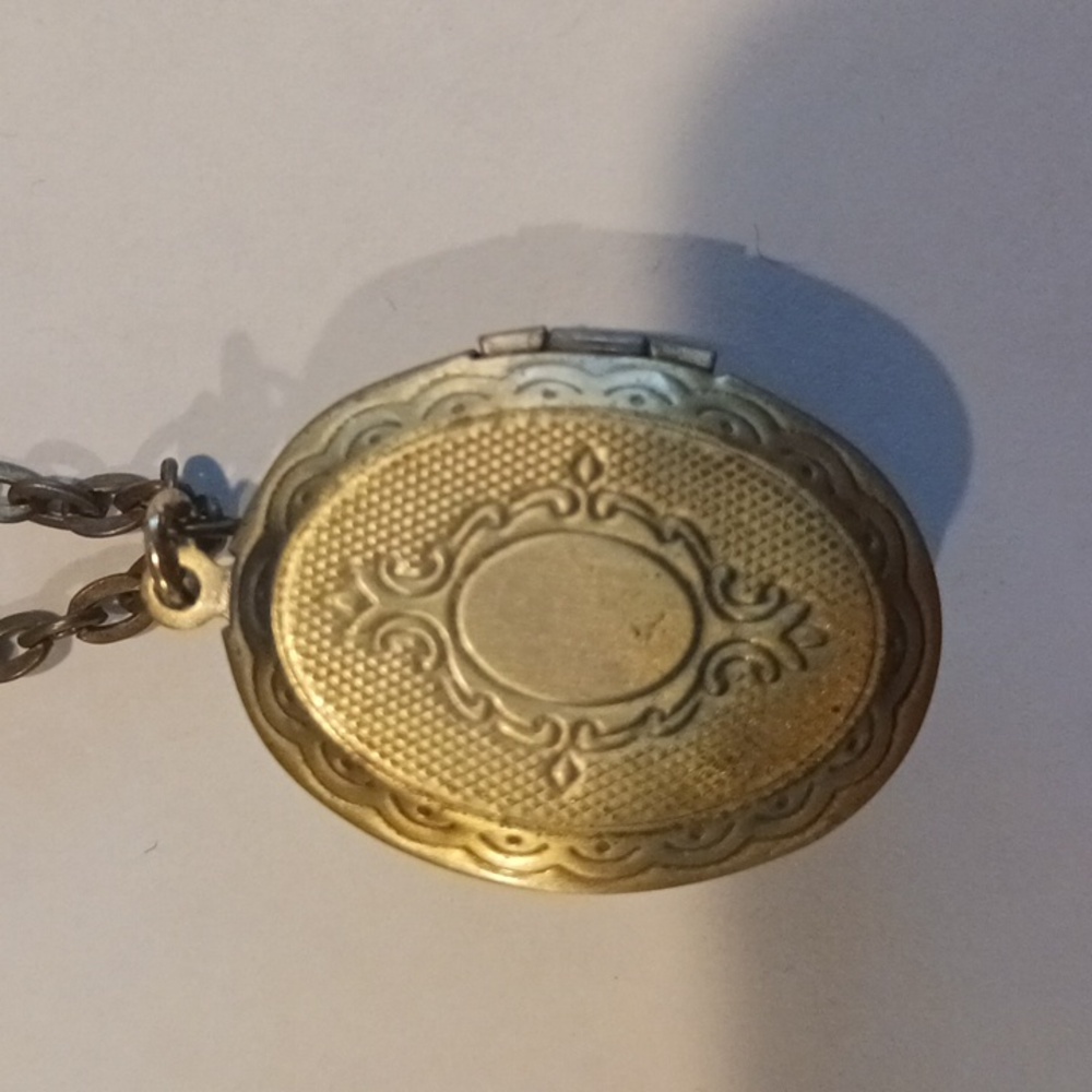 Locket with flowers - Picture 3 of 3